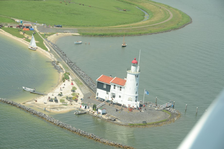 uitzicht vanuit klein watervliegtuig