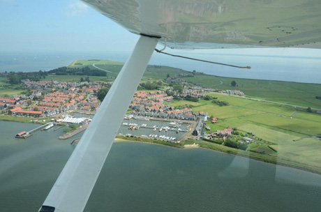 uitzicht uit klein watervliegtuig